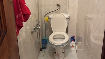 Secador de pelo, pantuflas, toallas, jabón