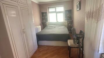 客房内保险箱、办公桌、笔记本电脑工作区、遮光窗帘