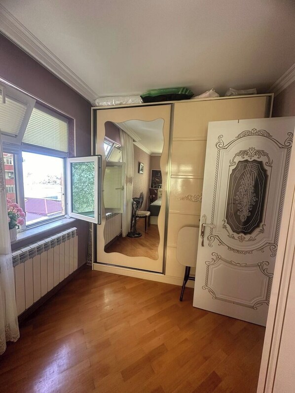 Caja de seguridad en la habitación y escritorio