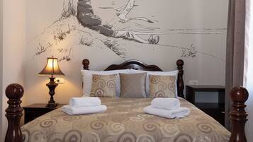 Caja de seguridad en la habitación y tabla de planchar con plancha