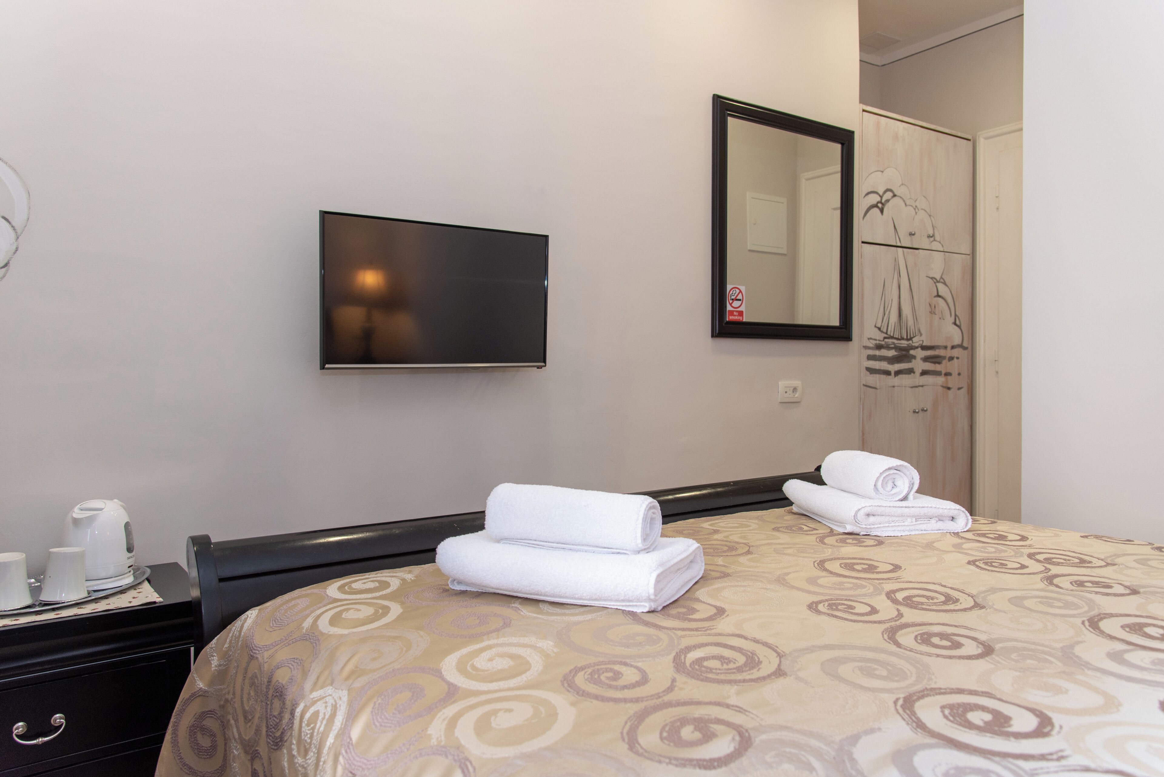 Classic-Doppelzimmer, Blick auf den Innenhof | Zimmersafe, Bügeleisen/Bügelbrett, kostenloses WLAN