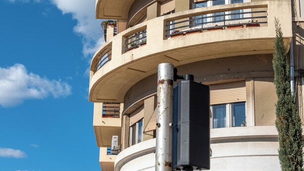 A multi-story building with balconies and a clear sky. - Capital Luxury Rooms Split (Split)