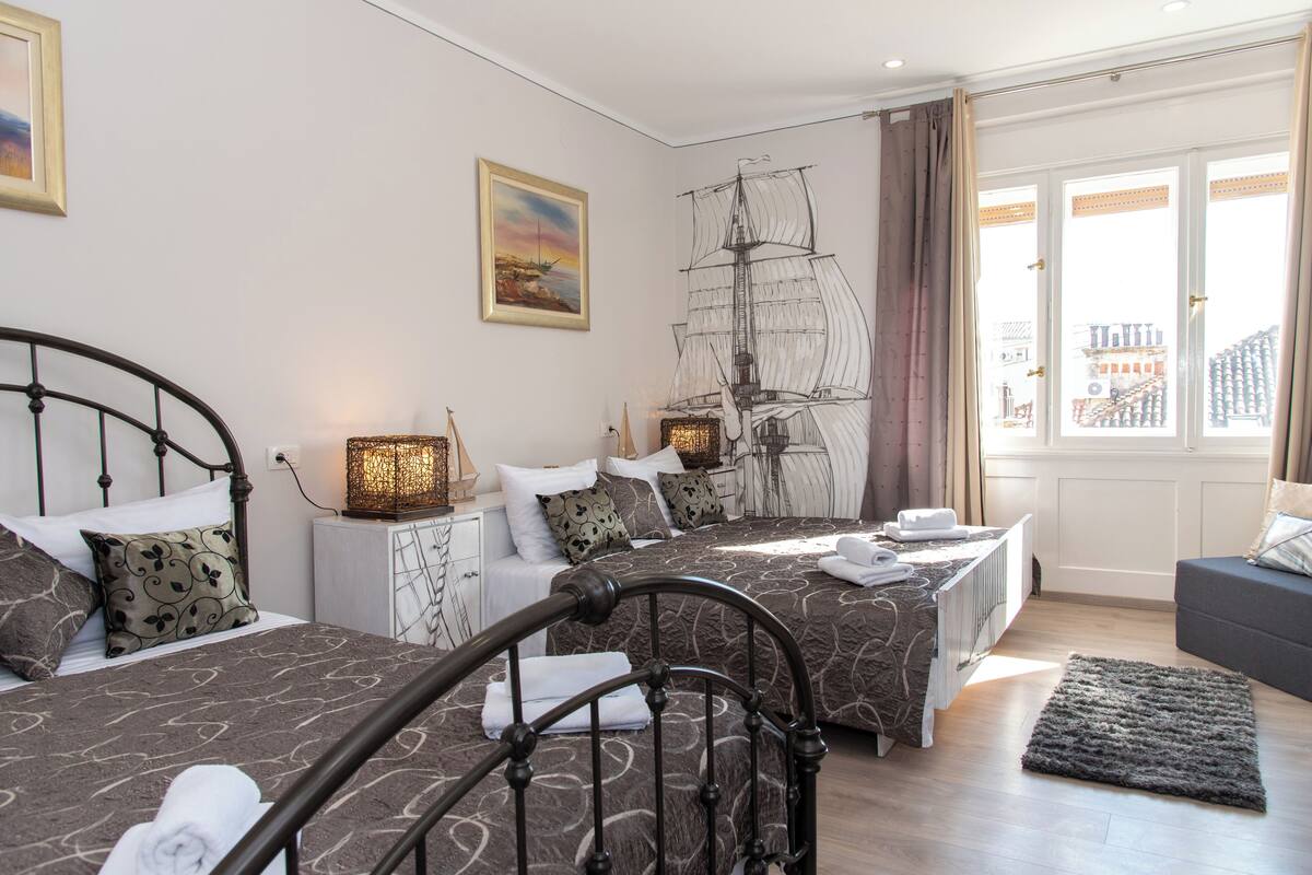 Habitació Deluxe, 2 llits de matrimoni, vistes a la ciutat | Caixa forta a l'habitació, planxa i posts de planxar i wifi gratuïta 