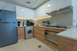 Fridge, microwave, oven, stovetop - Spacious 3BR Retreat Family-Friendly Stay, Al Reem (Abu Dhabi)
