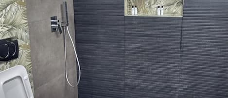 Dusche, Haartrockner, Handtücher, Seife
