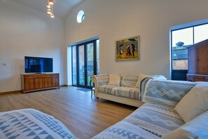 TV - Courtyard View at Longford (Longford)