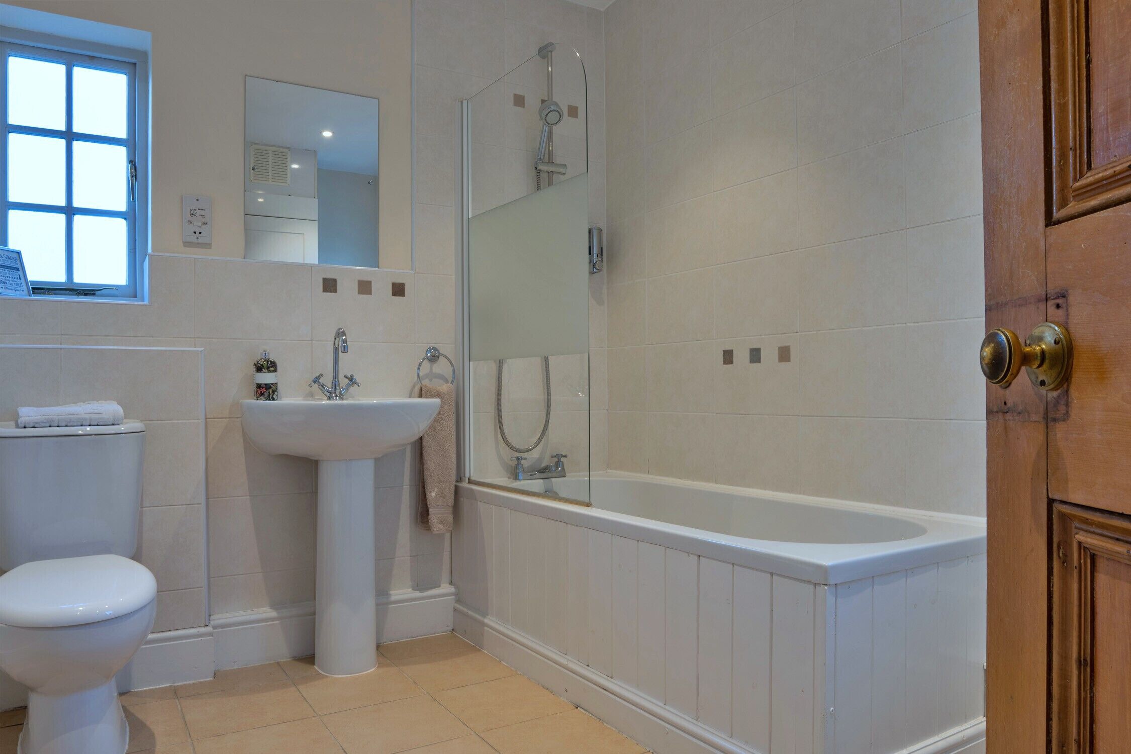 Un bagno con il water, un lavandino e una vasca da bagno.