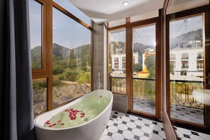 Bathtub dan shower terpisah dan pancuran hujan