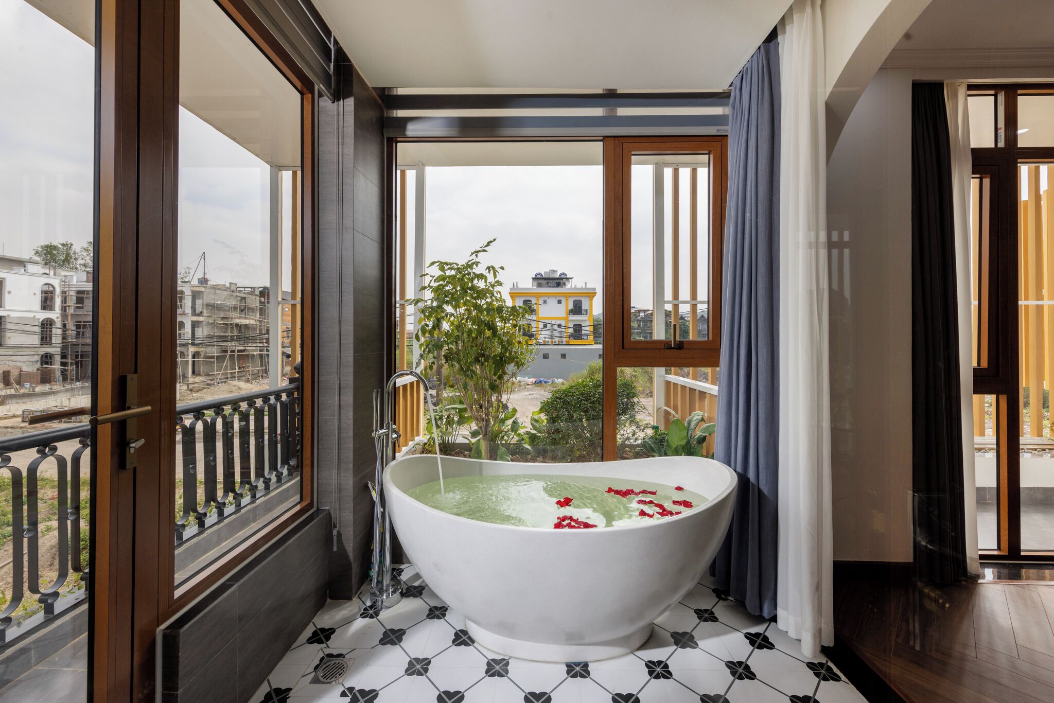 Erillinen kylpyamme ja suihku, sadesuihkupää, designer-hygieniatuotteet