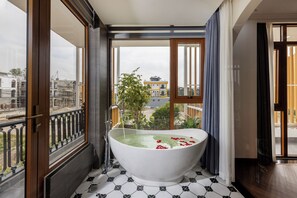 Separate bathtub and shower, rainfall showerhead, designer toiletries - Lasol Tam Coc Hotel (Hoa Lu)