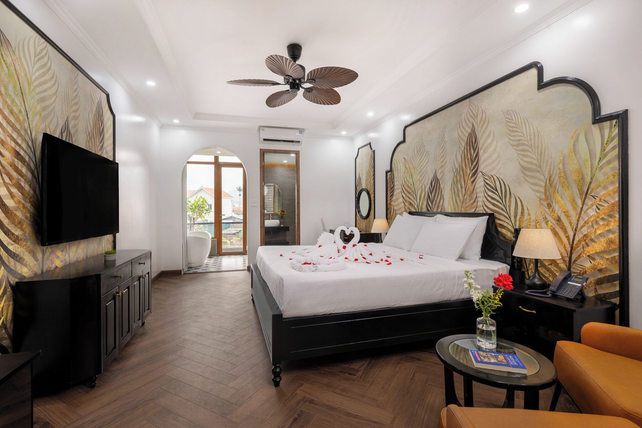 In-room safe, soundproofing, free WiFi, bed sheets