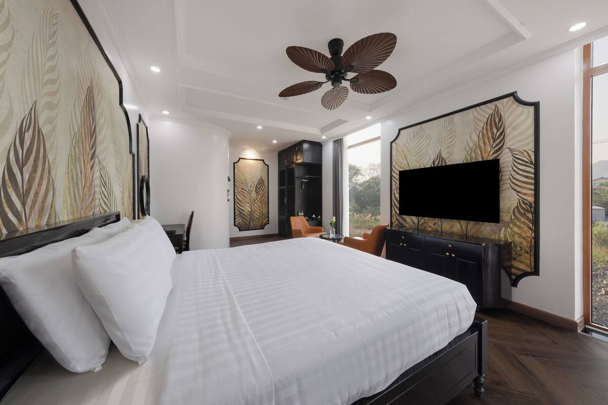 In-room safe, soundproofing, WiFi (free), bed sheets