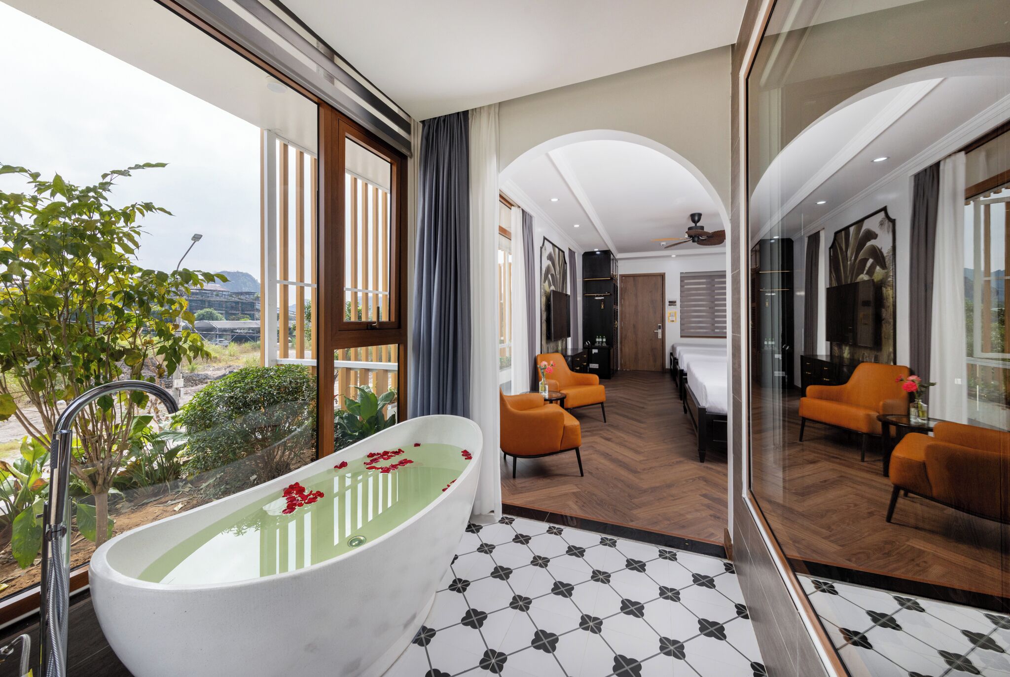 Erillinen kylpyamme ja suihku, sadesuihkupää, designer-hygieniatuotteet