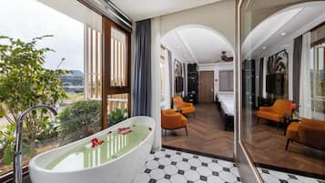 Separat badekar og dusj, regndusjhode og designertoalettartikler