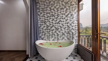 Separat badekar og dusj, regndusjhode og designertoalettartikler