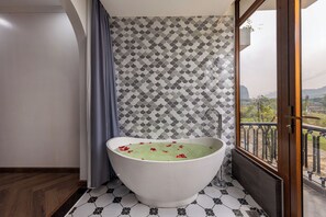 Separate tub and shower, rainfall showerhead, designer toiletries - Pataco Tam Coc Hotel (Hoa Lu)