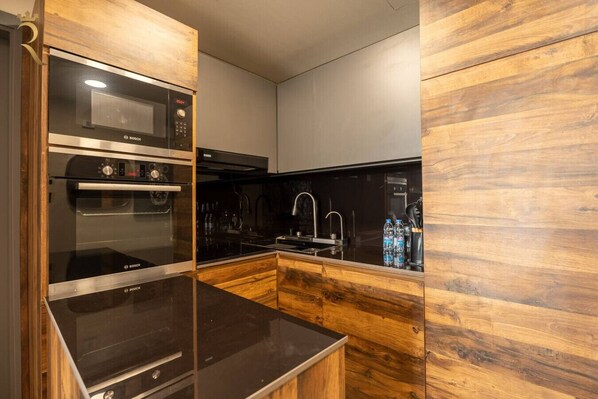 Geladeira, micro-ondas, fogão, cooktop