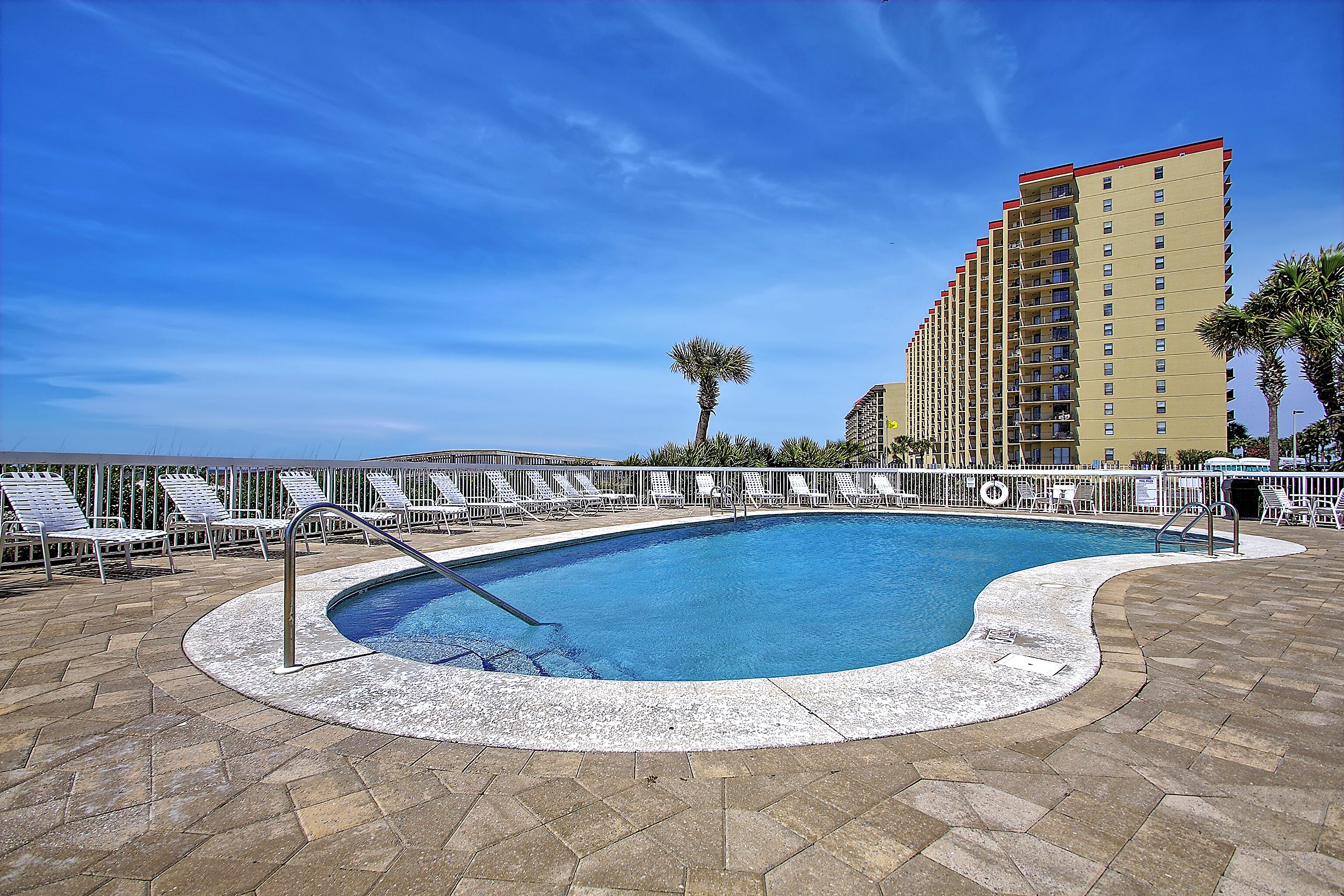 Innendørsbasseng og et oppvarmet basseng