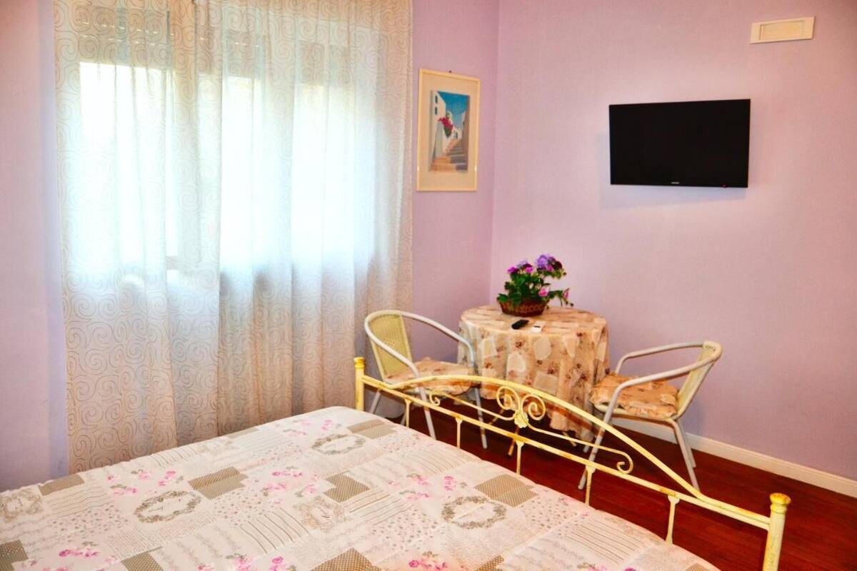 Habitación triple, baño privado | Tabla de planchar con plancha y wifi gratis