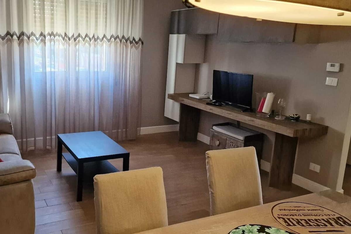 Apartment, City View | Living area | Computer monitors