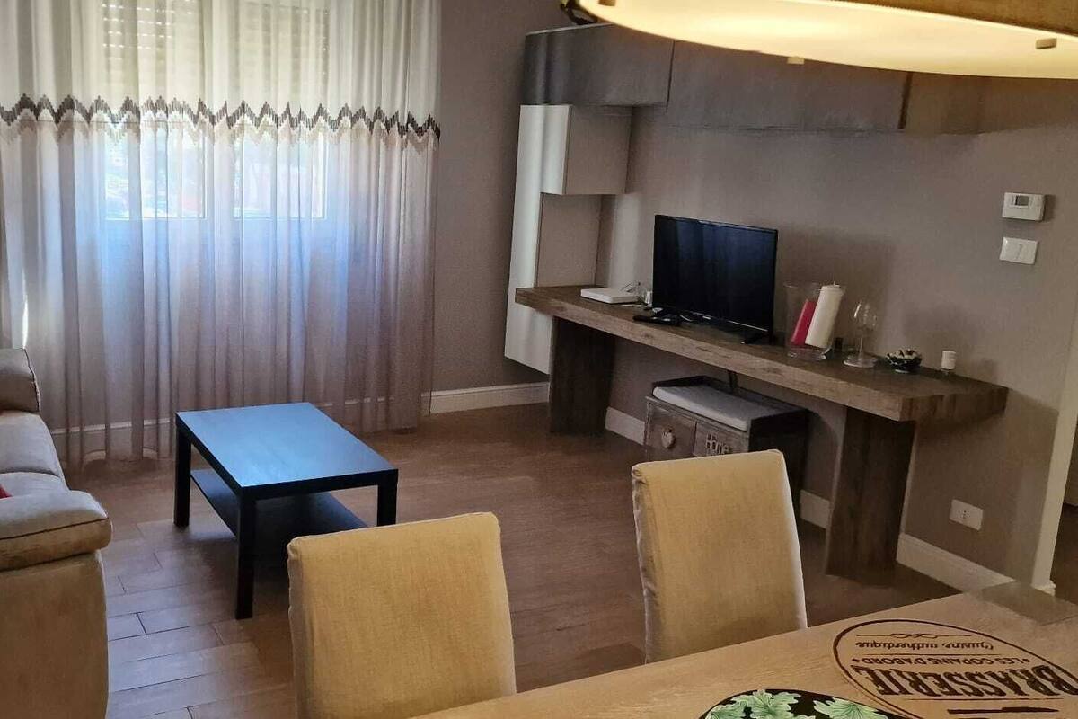 Departamento, vista a la ciudad | Área de sala de estar | Monitor de computadora