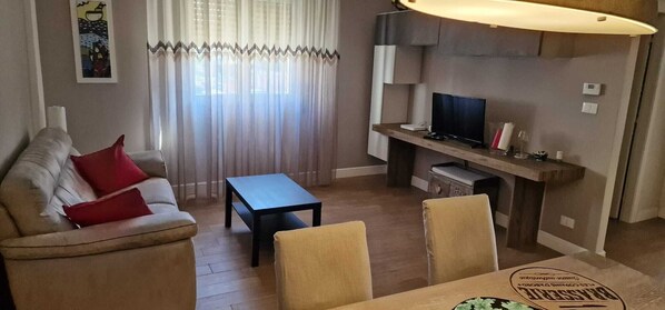 Departamento, vista a la ciudad | Área de sala de estar | Monitor de computadora 