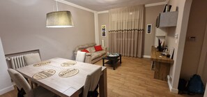 Departamento, vista a la ciudad | Área de sala de estar | Monitor de computadora 