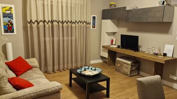 Apartment, City View | Living area | Computer monitors