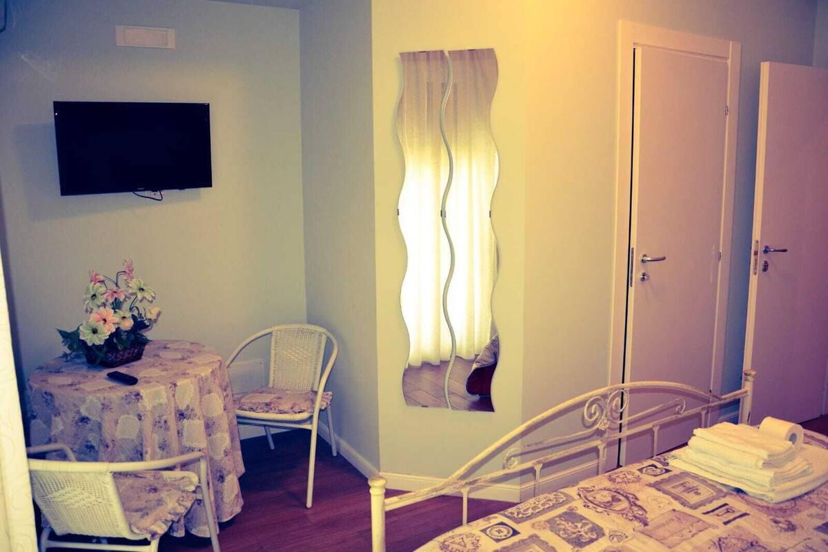 Habitación doble, se aceptan mascotas | Tabla de planchar con plancha y wifi gratis