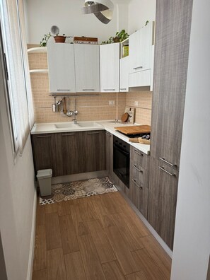 Departamento, vista a la ciudad | Cocina privada | Refrigerador y microondas 