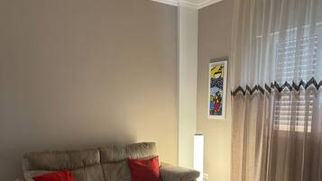 Appartamento, vista città | Area soggiorno | Monitor per computer