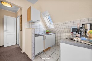 Refrigerador, microondas, placa de cocina, lavavajillas