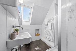 Bathroom - Holiday apartment Twilling II – Comfortable accommodation with garden in Sankt P (Sankt Peter-Ording)