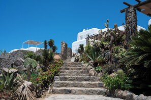 Property grounds - Topos exclusive Mykonos-villa Kymothoe (Agios Ioannis Diakoftis)