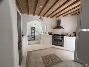 Private kitchen - Topos exclusive Mykonos-villa Kymothoe (Agios Ioannis Diakoftis)