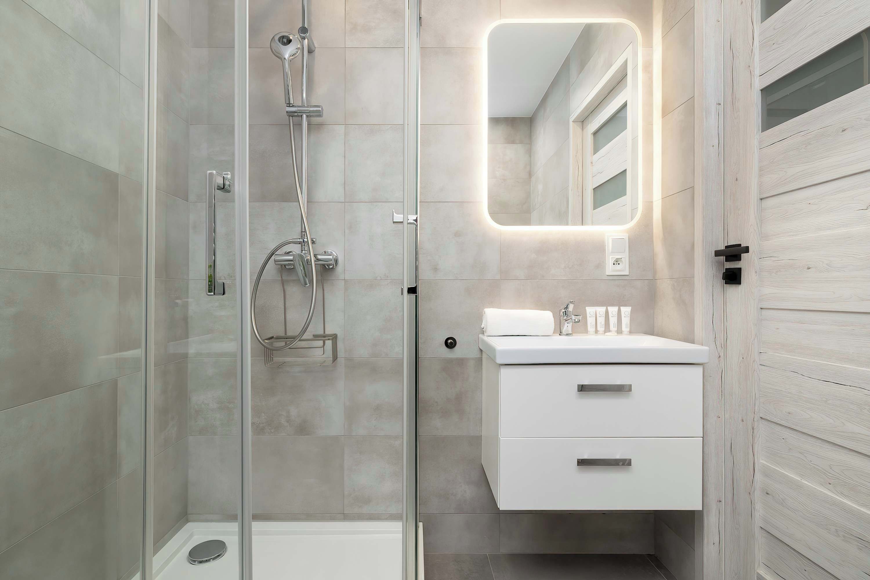 Shower, hair dryer, towels, shampoo