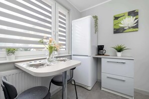 Kühlschrank, Ofen, Herdplatte, Wasserkocher mit Kaffee-/Teezubehör