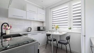 Kühlschrank, Ofen, Herdplatte, Wasserkocher mit Kaffee-/Teezubehör