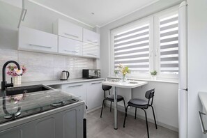 Kühlschrank, Ofen, Herdplatte, Wasserkocher mit Kaffee-/Teezubehör