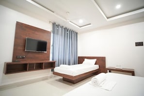 Free WiFi, bed sheets - Royal Majestic Lodge (Guwahati)