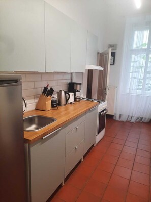 Basic Apartment | Private kitchen | Fridge, oven, stovetop, cookware/dishes/utensils - Modern 1BR With Living Room Central (Wien)