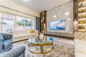 TV - 4BR + Maid’s Room Villa Near Nad Al Sheba Mall, With Easy Access to Major Dubai Attractions (Dubai)