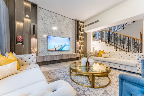 4BR + Maid’s Room Villa Near Nad Al Sheba Mall, With Easy Access to Major Dubai Attractions