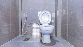 Standaard studio | Badkamer | Een douche, een regendouche, gratis toiletartikelen, pantoffels