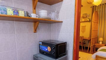 Refrigerador con freezer, microondas, utensilios de cocina