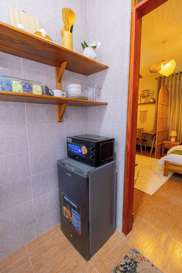 Refrigerador con freezer, microondas, utensilios de cocina