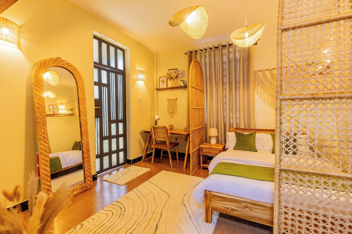 Tabla de planchar con plancha, wifi gratis y ropa de cama