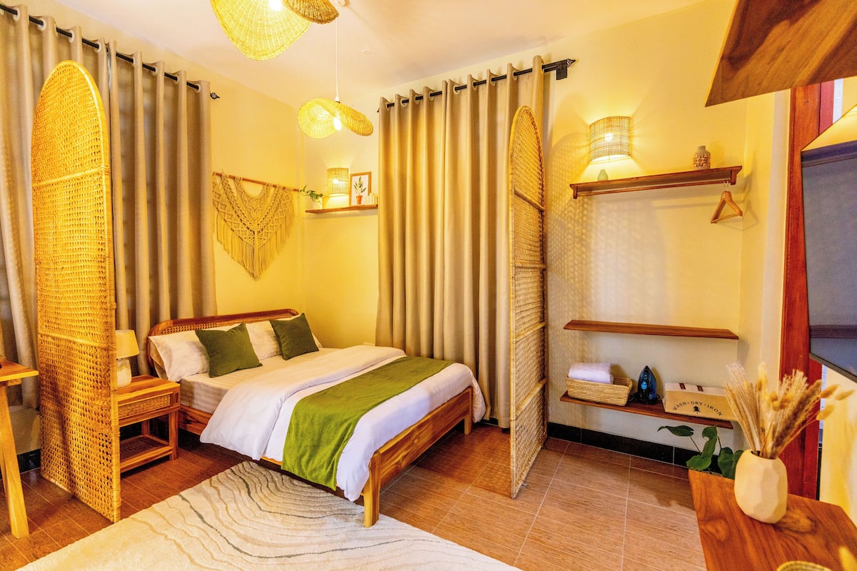 Standard Studio, Balcony | Living area | 43-inch Smart TV with satellite channels, Netflix, streaming services