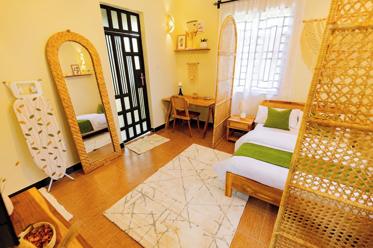 Tabla de planchar con plancha, wifi gratis y ropa de cama