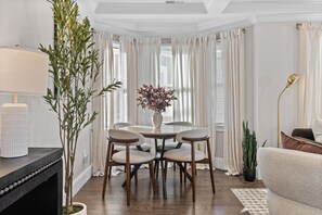 Dining - Somerville Gem! Steps to Union Sq + Transit (Somerville)